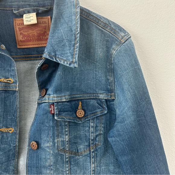 Levi’s Medium Wash Denim Jacket - Picture 2 of 6